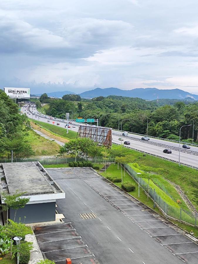 Putra 1 Pool Homestay Bandar Seri Putra Kampong Sungai Buah Buitenkant foto