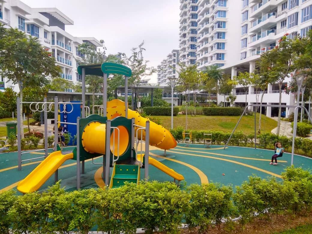 Putra 1 Pool Homestay Bandar Seri Putra Kampong Sungai Buah Buitenkant foto